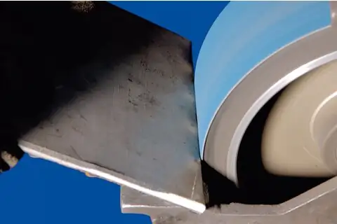 Nastro abrasivo VICTOGRAIN-COOL BA 50x2000 mm A 36 per asportazione estremamente elevata con smerigliatrice a nastro 4
